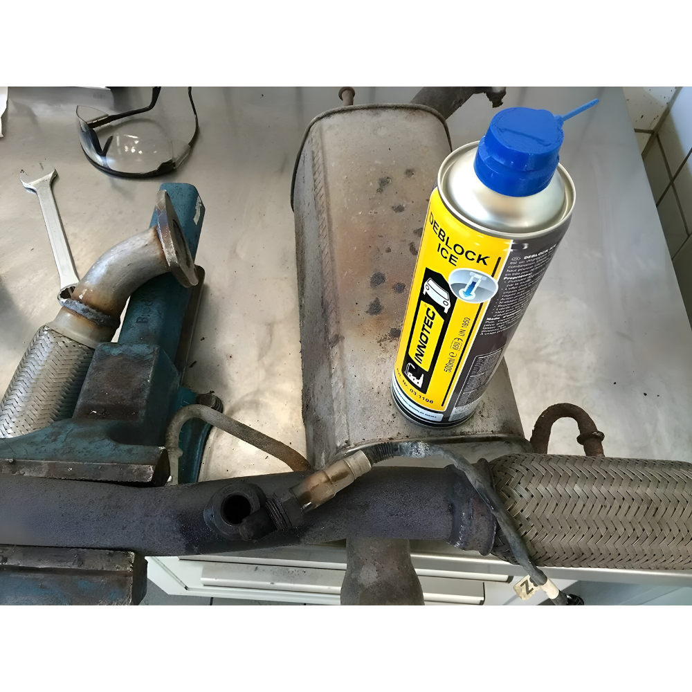innotec-deblock-ice-200ml-rusted-part Innotec Deblock Ice 200ml – Aerosol can placed on top of a rusted metal part demonstrating product packaging and usage